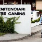 Un mosso d'esquadra vigila los accesos al centro penitenciaro de Quatre Camins, ayer, en Barcelona