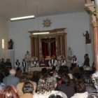 El obispo presidió la homilía, en una iglesia abarrotada de vecinos