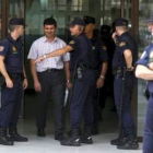 La Policía Nacional permite la salida al concejal de Agricultura del Ayuntamiento de El Ejido.