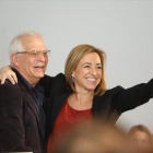La candidata socialista Carme Chacón con Josep Borrell en un acto en Mataró, ayer.