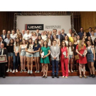 Foto de familia con todos los premiados en la gala autonómica de balonmano. DL