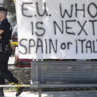 Una pancarta frente al Parlamento en Nicosia.