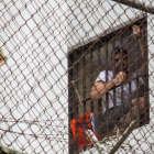 Leopoldo López en la ventana de su celda.