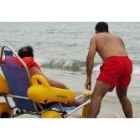 Un dispositivo permite a un discapacitado bañarse en la playa