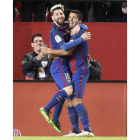 Messi y Luis Suárez celebran el segundo gol del Barcelona ante el Sevilla. RAÚL CARO