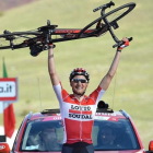 Tim Wellens levanta la bici tras ganar la sexta etapa del Giro.