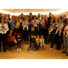 Foto de familia de los receptores del cheque-bebé, junto al alcalde, Juan Martínez Majo, y el resto de la corporación.