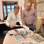 Iván Alonso con los técnicos revisando documentación sobre las zonas beneficiadas. DL