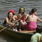 Los pequeños muestran su destreza para hacer avanzar la barca