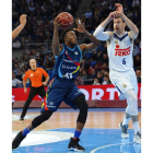 Nocioni intenta frenar a un jugador del Morabanc Andorra. DEL HIERRO
