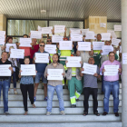 Parte de los funcionarios se concentraron ayer a las puertas del Ayuntamiento. SARA CAMPOS