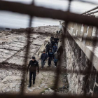 Agentes españoles caminan junto a un grupo de jóvenes marroquís que han entrado de forma ilegal en Melilla, el pasado día 13.