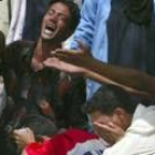 Los hermanos de una de las víctimas de los coches bomba lloran desesperados tras conocer la muerte