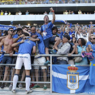 Los jugadores del Real Oviedo celebran con su afición el ascenso a Segunda División.