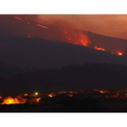 Las llamas aún permanecían activas anoche en los montes cercanos a Chana de Somoza.