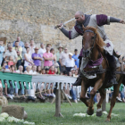 Los guerreros muestran su habilidad a lomos de sus corceles, durante el torneo celebrado junto a la muralla medieval de Mansilla.