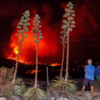 Una pareja observa el volcán desde Los Llanos. MANUEL CALERO