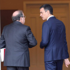 El presidente de la Junta junto a Pedro Sánchez en la puerta de entrada de la Moncloa. ICAL