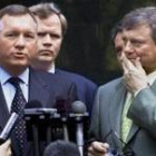 Un directivo de Andersen, a la izquierda, habla junto a su abogado