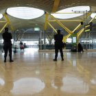 Agentes de Policía vigilan en la T4 en la séptima jornada de huelga.