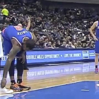 J.R. Smith internta desatar los cordones de Shawn Marion mientras Nowitzki lanza un tiro libre.
