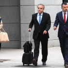 Santi Vila (derecha) llega a la Audiencia Nacional con su abogado Pau Molins.