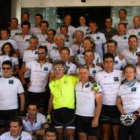 Indurain junto a su esposa y el grupo de corredores del AC, ayer tarde en Ponferrada.