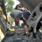 Un policía inspecciona los restos del atentado suicida que se produjo ayer en Waziristán