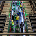 Operarios trabajan en la fábrica Everwin Precision Technolog ayer, en Dongguan, China. ALEKSANDAR PLAVEVSKI
