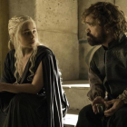 Emilia Clarke (Daenerys Targaryen) y Peter Dinklage (Tyrion Lannister), en el último episodio de la sexta temporada de 'Juego de tronos'.