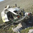 Un helicóptero de la Guardia Civil se estrelló en Picos de Europa al ir a rescatar un parapentista herido en el Espigüete, a 2.450 metros de altitud. Tres agentes resultaron heridos, uno de ellos grave.