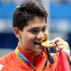 Schooling celebra el oro en 100 mariposa. LEONARDO MUÑOZ