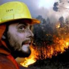 Un brigadista trabaja en las labores de extinción de un incendio en las afueras de La Coruña