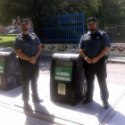 Los agentes de la Guardia Civil junto al contenedor.