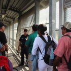 Inmigrantes centroamericanos acompañados por las autoridades de EEUU.
