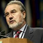El ministro de Economía español, Pedro Solbes, durante su discurso en la asamblea del FMI
