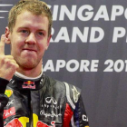 El piloto alemán de Fórmula Uno, Sebastian Vettel, indica en el podio con su índice que le hace falta un solo punto para proclamarse bicampeón mundial.