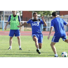 Alberto Aguilar (centro) y Julen Castañeda (i), durante el entrenamiento de ayer en el Colomán Trabado.