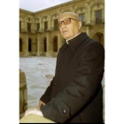 Antonio Viñayo posando en el claustro de San Isidoro