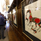 ‘El arte del vino’ reúne cuadros pintados con caldos de las doce denominaciones de origen de la comunidad. Desde Astorga viajará por otras provincias.