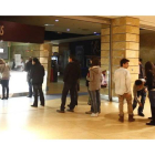 Colas de clientes ayer tarde para asistir a sesiones en las salas de Odeón Multicines, en Espacio León.