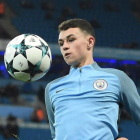 Foden, del Manchester City, en el calentamiento de un partido de la Champions.