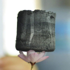 Una pieza de gel de grafeno descansa sobre una flor en un laboratorio de Zhejiang.