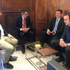 Los directivos de la compañía, ayer en el palacio de los Guzmanes. DL