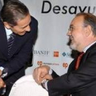 Pedro Solbes habla con el presidente de Telefónica de España, Julio Linares