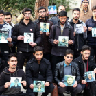 Protesta de estudiantes iraníes sosteniendo retratos de fallecidos en el derribo del avión.