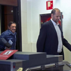 El expresidente de Osasuna Miguel Archanco (izquierda) y el exdirectivo Txuma Peralta abandonan el Palacio de Justicia de Navarra, este sábado.