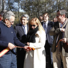 Carrasco corta la cinta en presencia de las autoridades municipales.