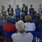 El consejero de Fomento y otras autoridades, con los participantes en la subasta de ayer. DL