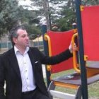 Nicanor Sen, alcalde de Cistierna junto a uno de los juegos actuales del parque infantil.